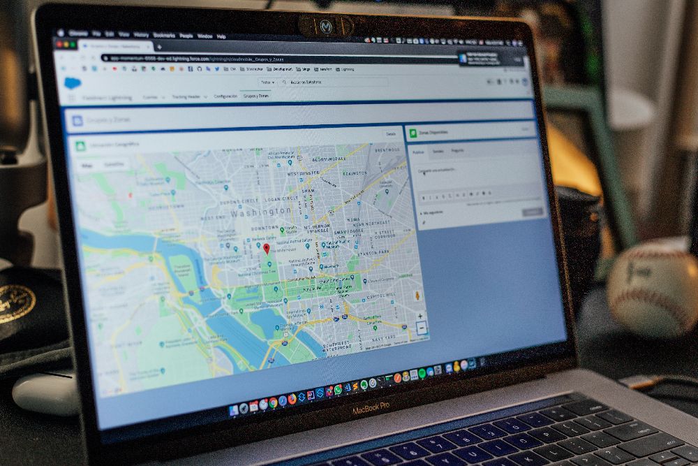 Widok na ekran laptopa z pokazaną mapą miasta.